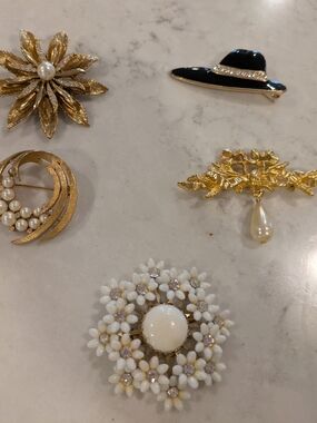 Vintage Set Of 5 Brooch – Unbranded